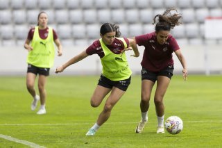 Naomi Luyet (à gauche) à l'entraînement avec Coumba Sow. La Valaisanne a vécu sa première apparition avec l'équipe de Suisse mardi dernier en Hongrie.